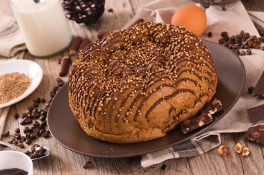 Çikolata kahve kek üzerine ahşap masa.