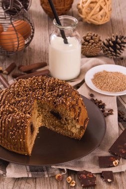 Çikolata kahve kek üzerine ahşap masa.