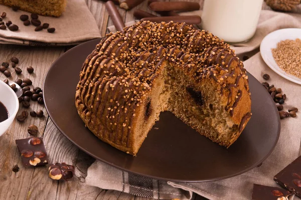 Çikolata kahve kek üzerine ahşap masa.