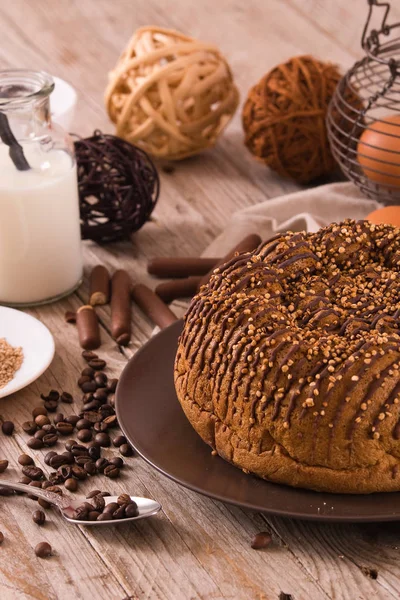 Çikolata kahve kek üzerine ahşap masa.