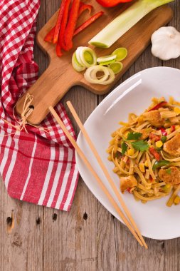 Bami goreng beyaz tabak sebze ile.