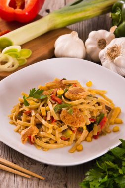 Bami goreng beyaz tabak sebze ile.