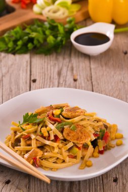 Bami goreng beyaz tabak sebze ile.