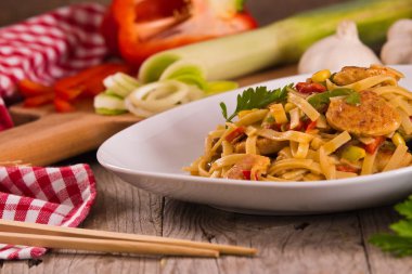 Bami goreng beyaz tabak sebze ile.