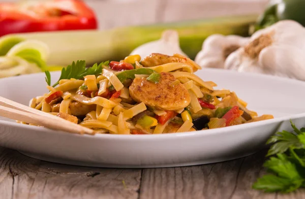 Bami Goreng Con Verduras Plato Blanco — Foto de Stock