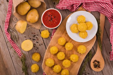 Düşes patateslerin üzerine cuttingboard.