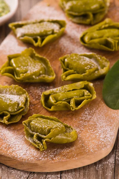 Doldurma Ricotta Peynirli Ispanaklı Mantı — Stok fotoğraf