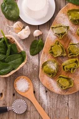 Doldurma ricotta peynirli ıspanaklı Mantı.