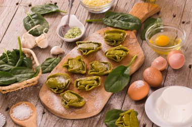 Doldurma ricotta peynirli ıspanaklı Mantı.