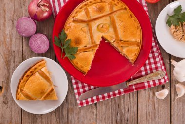 İspanyol tuna pasta beyaz çanak üzerinde.