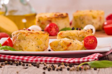 Patates gratins mozzarella ve domates ile.