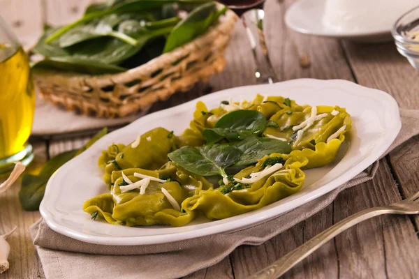 Ravioli Spinaci Con Ripieno Ricotta — Foto Stock