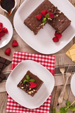 Çikolatalı Kek Ahududu üzerinde beyaz çanak ile.