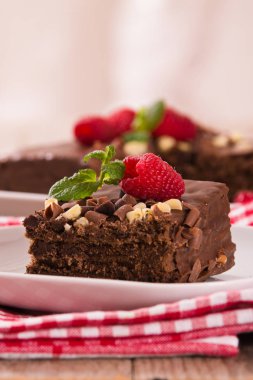 Çikolatalı Kek Ahududu üzerinde beyaz çanak ile.