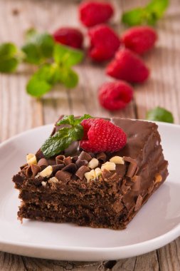 Çikolatalı Kek Ahududu üzerinde beyaz çanak ile.