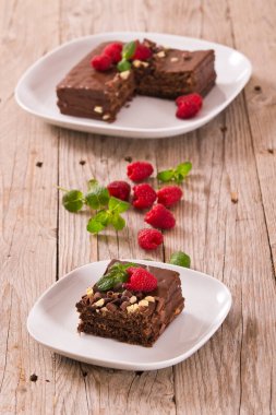 Çikolatalı Kek Ahududu üzerinde beyaz çanak ile.