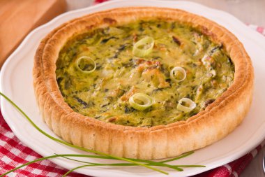 Pırasa kiş beyaz çanak üzerinde.