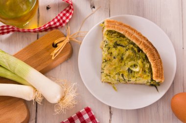 Pırasa kiş beyaz çanak üzerinde.