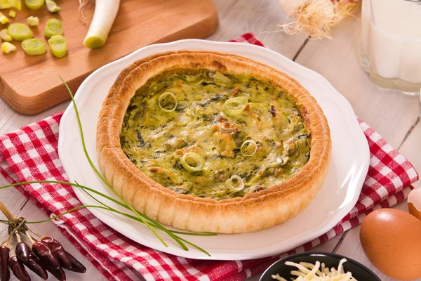 Quiche Poireaux Sur Plat Blanc — Photo