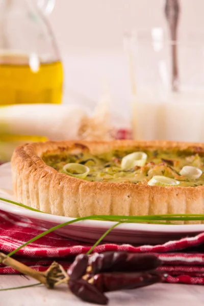 Quiche Alho Porro Prato Branco — Fotografia de Stock