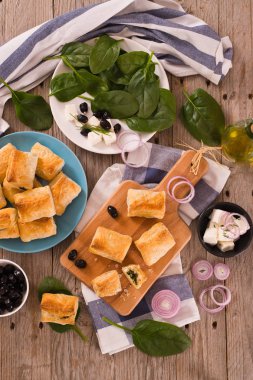 Ispanak puffs üzerine kesme tahtası.