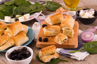 Ispanak puffs üzerine kesme tahtası.