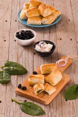 Ispanak puffs üzerine kesme tahtası.