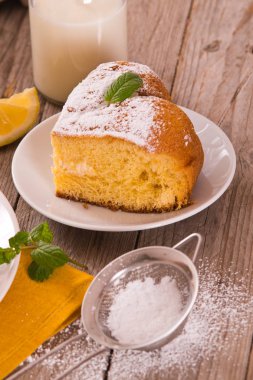 Limon kremalı dolgulu kek.