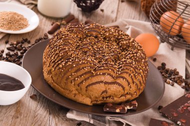 Çikolata kahve kek üzerine ahşap masa.