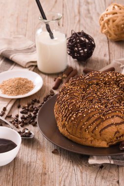 Çikolata kahve kek üzerine ahşap masa.