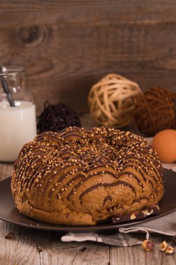 Çikolata kahve kek üzerine ahşap masa.