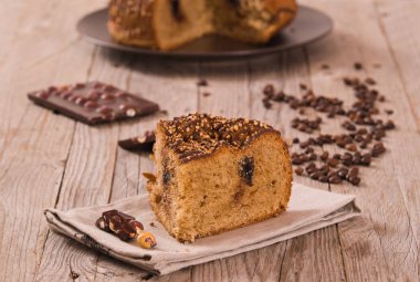 Çikolata kahve kek üzerine ahşap masa.