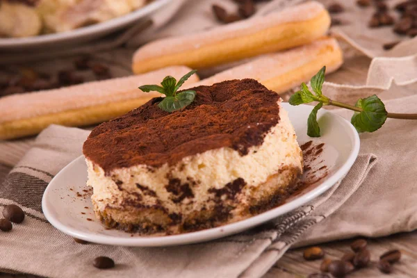 Tiramisu beyaz çanağı nane ile.
