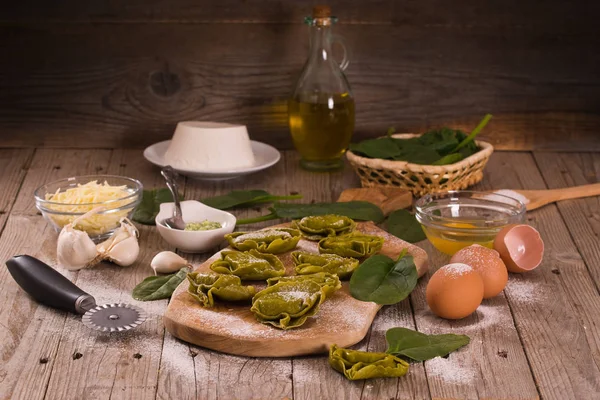 Špenátové Ravioli Sýrem Ricotta Plnění — Stock fotografie