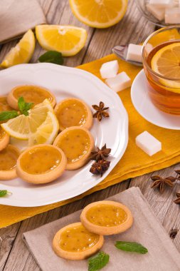 Limon tartlets beyaz çanak üzerinde.