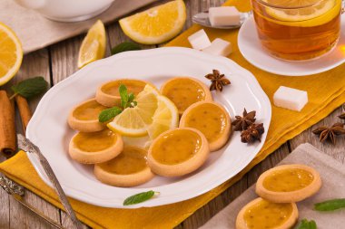 Limon tartlets beyaz çanak üzerinde.
