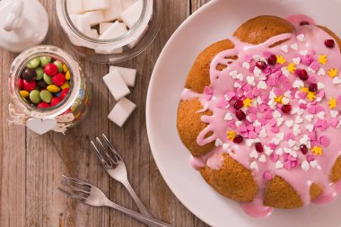 Pembe krema ile pasta.