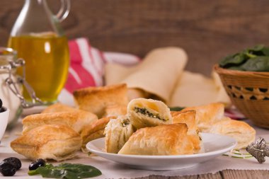 Ispanak puffs üzerine ahşap masa.