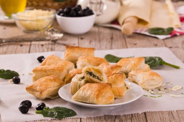 Ispanak puffs üzerine ahşap masa.