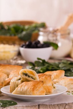 Ispanak puffs üzerine ahşap masa.