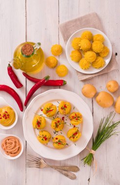 Düşes patates sandviç beyaz çanak üzerinde.