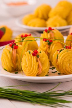 Düşes patates sandviç beyaz çanak üzerinde.