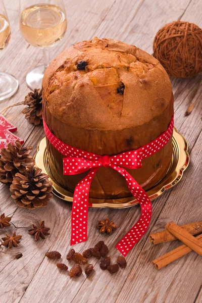 木製テーブルの上のパネトーネクリスマスケーキ — ストック写真