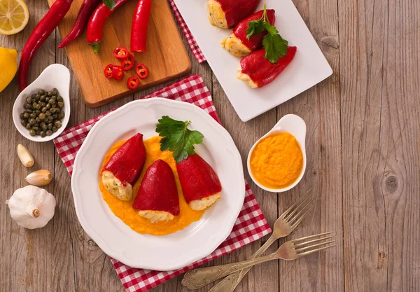 Pimentos Piquillo Recheados Com Bacalhau — Fotografia de Stock