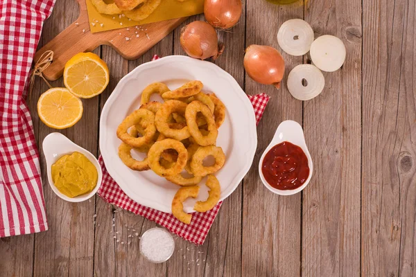 Zwiebelringe Auf Weißem Teller — Stockfoto