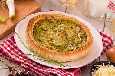 Beyaz tabak peynirli pırasa kiş.