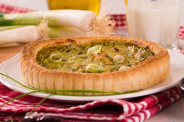 Beyaz tabak peynirli pırasa kiş.