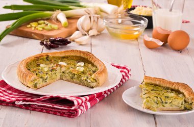 Beyaz tabak peynirli pırasa kiş.