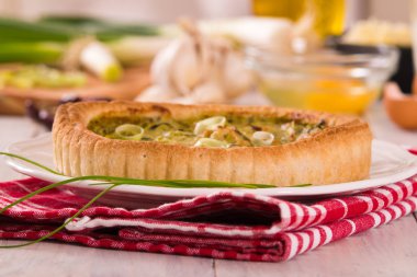 Beyaz tabak peynirli pırasa kiş.