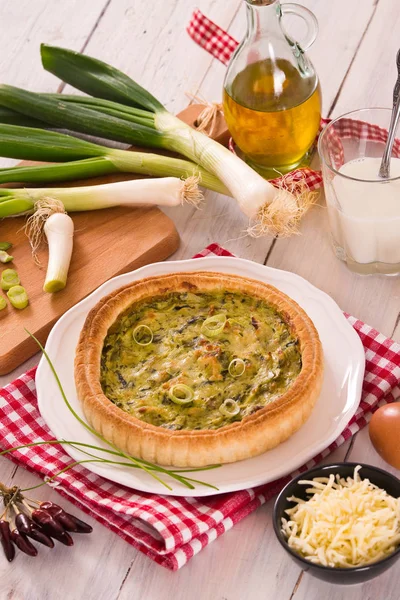 Quiche Alho Poró Com Queijo Prato Branco — Fotografia de Stock